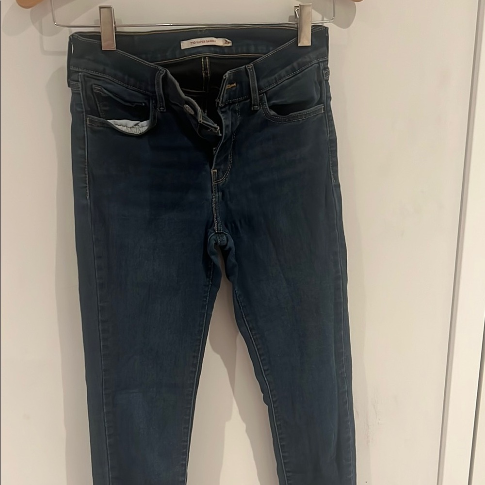 Women's dark wash Levi Jeans (c)